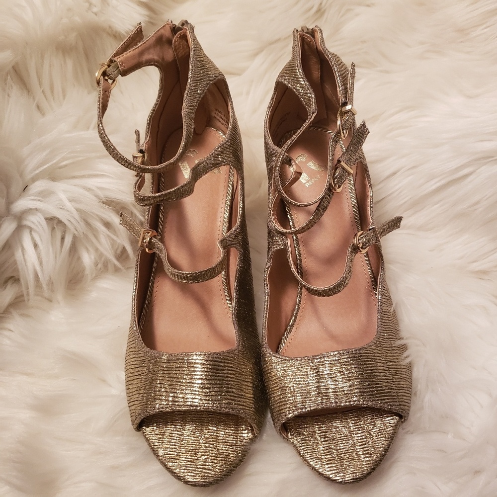 Report Deschutes womens gold sandals